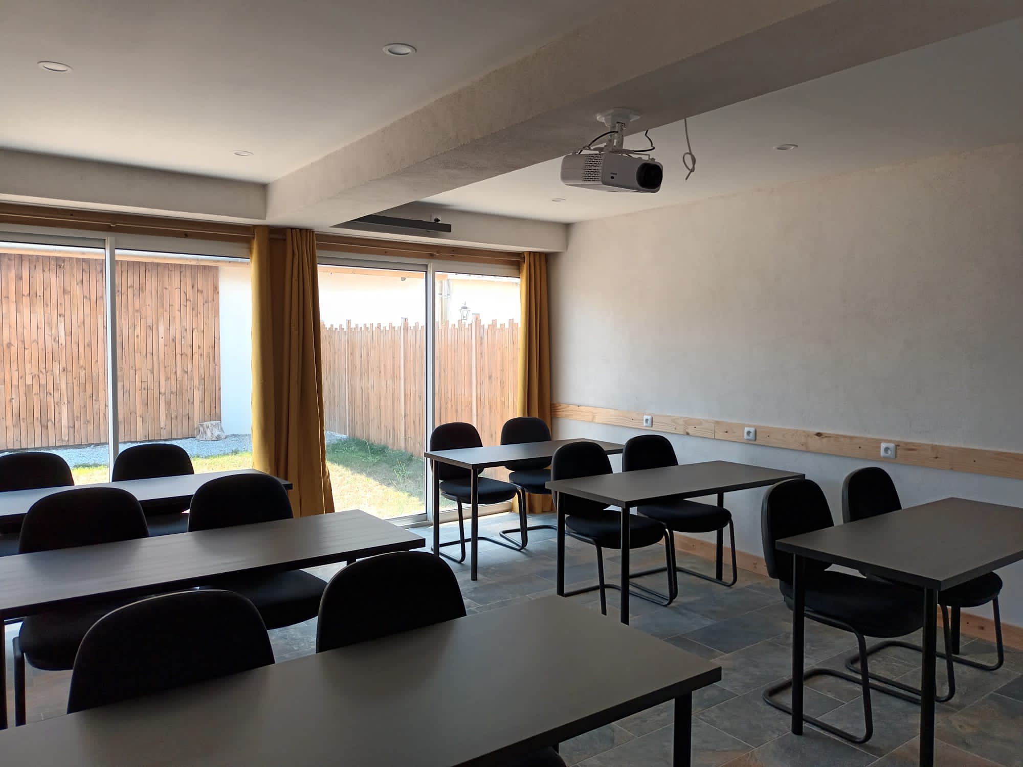 Sala de reuniones del jardín, en una posible distribución con mesas y sillas