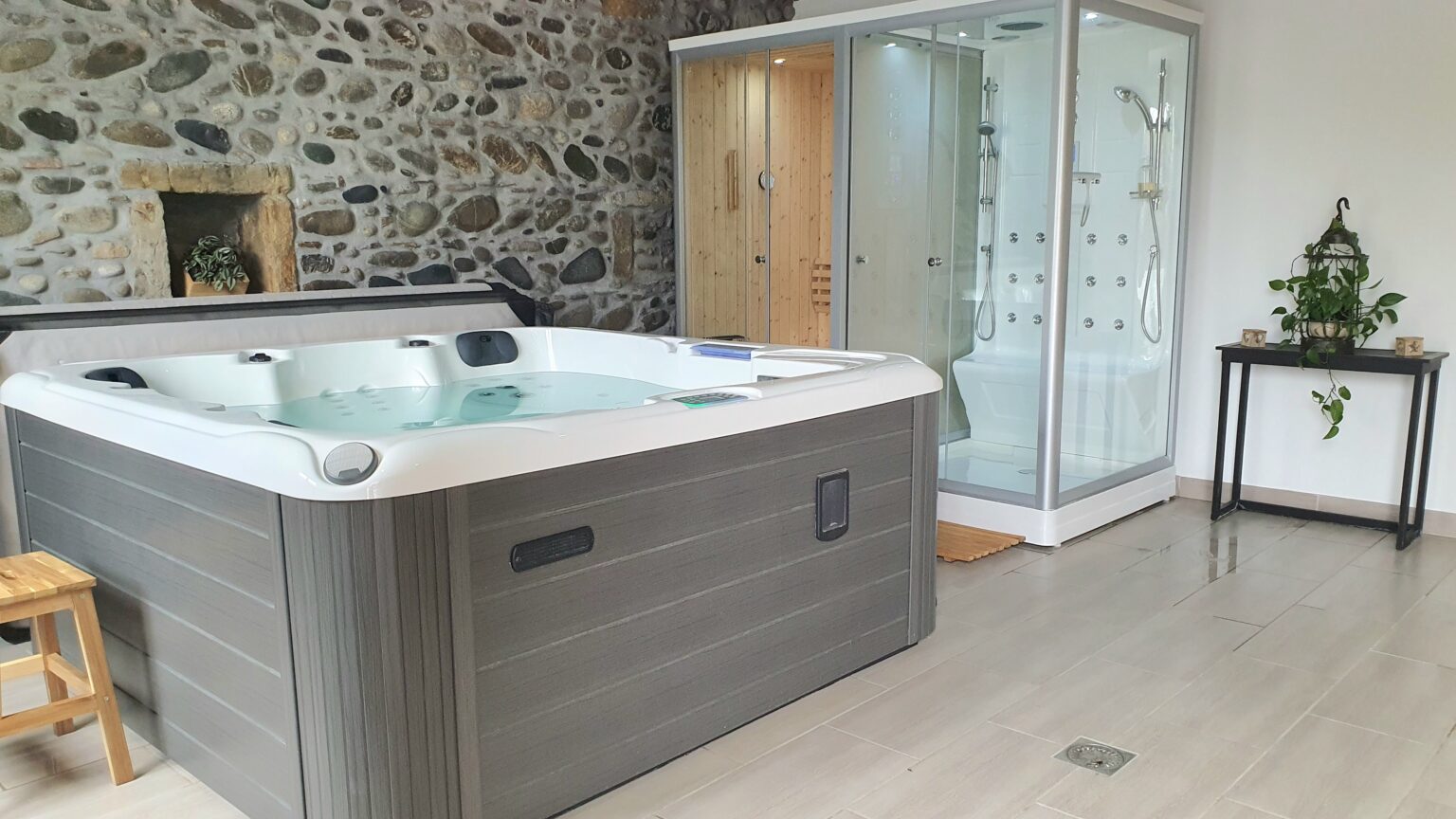 Le jacuzzi et la douche-hammam dans le SPA du château